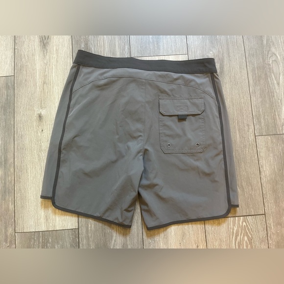 Men’s Vineyard Vines Performance Swim Trunks Size 32 with zip up pockets - Picture 5 of 8